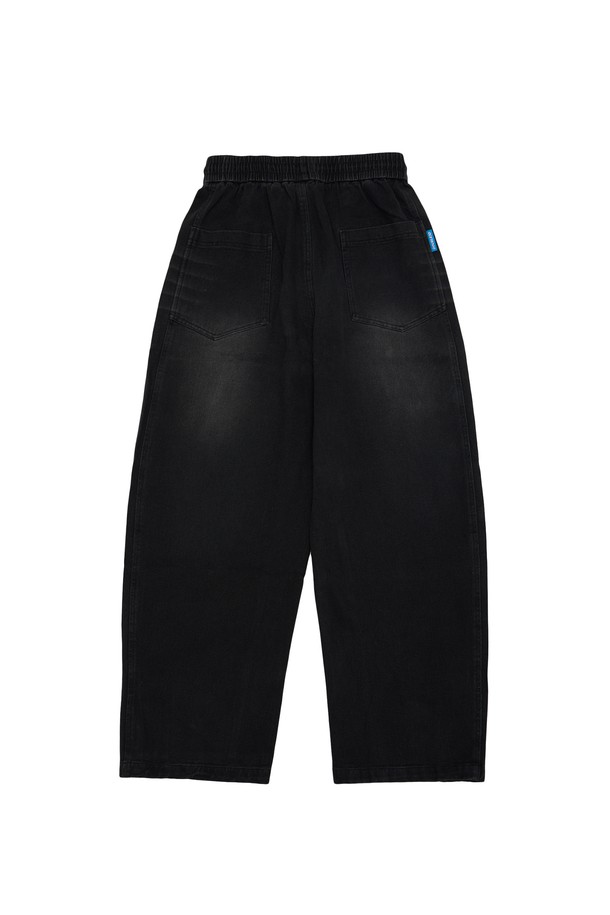 남성용 "인심 절개 데님" 팬츠입니다. 봄, 가을에 착용하기 좋은 두께감의 와이드 핏 긴바지로, 캐주얼하고 미니멀한 스타일을 연출합니다. 면과 폴리에스테르 혼방 소재로 제작되어 뻣뻣한 촉감이 특징이며, 루즈한 핏으로 편안함을 제공합니다. 블랙과 블루 두 가지 색상으로 출시되었으며, 절개 디테일이 포인트로 더해져 개성 있는 스타일을 완성합니다. 무지 디자인으로 어떤 상의와도 매치하기 용이하며, 데일리룩으로 활용하기 좋습니다.
