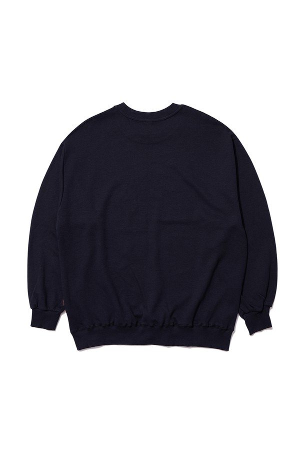 씨알에스디엘 락 펑크 밴드 맨투맨 (기모 OR 논기모)는 가을, 겨울 시즌에 넉넉한 핏으로 편안하게 착용 가능한 상의입니다. 블랙, 그레이, 라이트그레이, 오트밀, 레드, 네이비 등 다양한 컬러를 제공하며, 스트릿, 캐주얼 스타일을 연출하기 좋습니다. 부드러운 면, 폴리에스테르 혼방 소재로 제작되어 촉감이 뛰어나며, 안감 기모(또는 논기모) 옵션으로 보온성을 더했습니다. 라운드넥에 긴 소매 기장, 로고와 프린트 패턴이 특징이며, 2바늘 커버스티치 공법과 소매, 밑단 립 마감으로 완성도를 높였습니다. 겨울 데일리룩, 집콕룩, 산책룩 등 다양한 TPO에 캐주얼, 스트리트, 미니멀 스타일로 활용해보세요.
