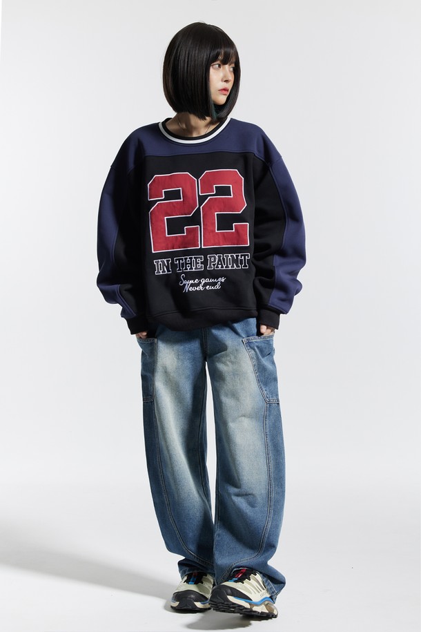 씨알에스디엘(CRS DL) 절개 패널 레터링 럭비 맨투맨은 캐주얼, 스포티, 미니멀 스타일을 모두 아우르는 공용 상의입니다. 네이비와 블랙 두 가지 색상으로 출시되었으며, 넉넉한 오버핏에 긴 소매 기장으로 제작되어 편안한 착용감을 선사합니다. 두꺼운 면 소재로 제작되어 봄, 가을, 겨울 모두 활용 가능하며, 럭비 디자인과 절개 디테일, 레터링 패턴이 돋보입니다. 라운드넥 디자인으로 다양한 스타일 연출에 용이하며, 일상복으로 활용하기 좋습니다.
