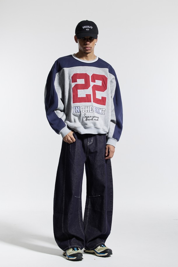 씨알에스디엘(CRS DL) 절개 패널 레터링 럭비 맨투맨은 남성용으로, 캐주얼과 스포티 무드를 넘나드는 디자인이 특징입니다. 그레이, 네이비, 레드 세 가지 색상으로 제공되며, 봄, 가을, 겨울 계절에 착용하기 좋습니다. 럭비 스타일을 기반으로 한 절개 디테일과 패널 디자인, 레터링 프린트가 돋보이며, 오버핏으로 편안한 착용감을 선사합니다. 두꺼운 면 소재로 제작되어 부드러운 촉감을 느낄 수 있으며, 출근룩과 캠핑룩 등 다양한 TPO에 활용 가능합니다.
