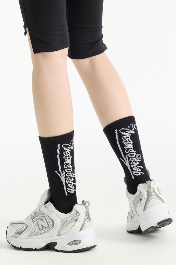 씨알에스디엘 크림소다 레터링 양말은 부드러운 면 소재로 제작되어 편안한 착용감을 선사합니다. 블랙과 화이트 두 가지 컬러로 출시되어 어떤 스타일에도 매치하기 용이하며, 사계절 내내 활용하기 좋습니다. 크림소다 로고 디자인과 레터링 패턴이 돋보이는 캐주얼하고 미니멀한 양말입니다. 산책룩에 포인트를 더하고 싶을 때 착용해보세요. 흡습 기능으로 쾌적한 착용감을 유지해줍니다.
