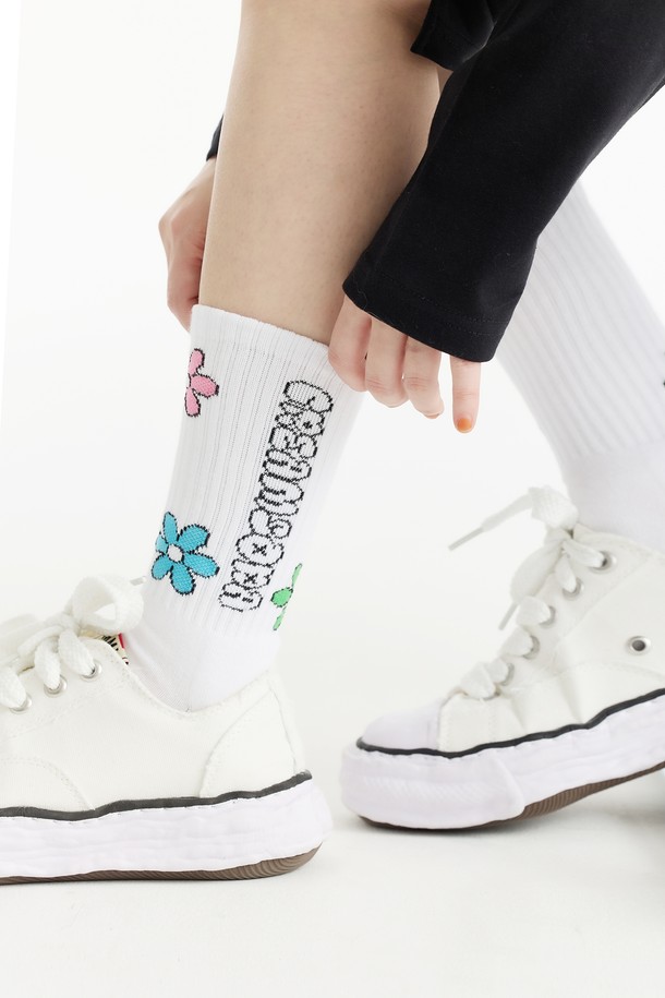 씨알에스디엘 비비드 플라워 양말은 화사한 봄, 여름 스타일을 완성하는 여성 양말입니다. 부드러운 면 소재로 제작되어 흡습성이 뛰어나며, 산뜻한 착용감을 선사합니다. 화이트, 핑크, 블루 세 가지 색상으로, 비비드한 플라워 프린트가 걸리시, 캐주얼, 로맨틱한 스타일을 연출합니다. 데이트룩, 산책룩, 봄 소풍룩 등 다양한 TPO에 매치하여 사랑스러운 분위기를 더해보세요. 얇은 두께감으로 답답함 없이 편안하게 착용할 수 있습니다.
