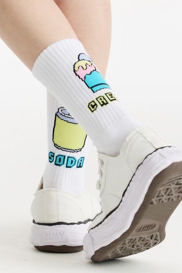 씨알에스디엘 크림앤소다 양말은 면, 폴리에스테르, 스판덱스 혼방 소재로 제작되어 부드러운 촉감과 흡습성을 제공합니다. 화이트, 민트, 옐로우 세 가지 색상으로 출시되었으며, 캐주얼 및 미니멀 스타일을 즐겨 입는 분들께 적합합니다. 봄, 여름, 가을 계절에 착용하기 좋으며, 얇은 두께감으로 편안한 착용감을 선사합니다. 크루삭스 디자인에 캐릭터 프린트가 더해져 개성 있는 스타일을 연출할 수 있습니다. 일상생활에서 부담 없이 포인트를 줄 수 있는 아이템입니다.
