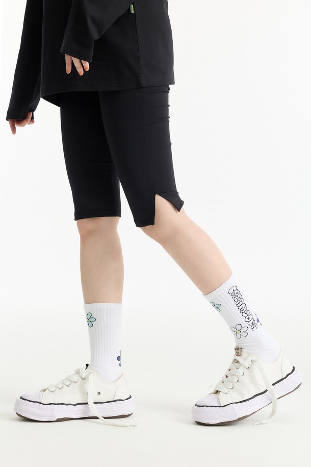 청량한 화이트 컬러 바탕에 파스텔 플라워 패턴이 돋보이는 씨알에스디엘 파스텔 플라워 양말입니다. 부드러운 면 소재로 제작되어 산뜻한 착용감을 선사하며, 봄, 여름 시즌에 적합합니다. 얇은 두께감과 흡습 기능으로 쾌적함을 유지하며, 캐주얼하고 미니멀한 스타일을 연출하기 좋습니다. 산책룩에 포인트 아이템으로 활용하여 화사하고 사랑스러운 분위기를 더해보세요.
