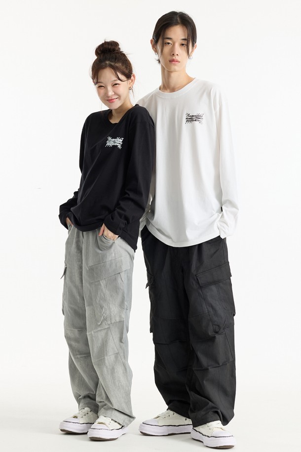 씨알에스디엘 스몰 레터링 긴팔 티셔츠는 베이직하고 캐주얼한 스타일의 공용 긴팔 티셔츠입니다. 봄, 가을, 겨울 모두 착용 가능하며, 레귤러 핏에 라운드넥 디자인으로 제작되었습니다. 부드러운 면 소재로 제작되어 편안한 착용감을 선사하며, 스몰 레터링 디테일이 돋보입니다. 블랙 색상으로 어떤 옷에도 쉽게 매치하여 미니멀한 스타일을 연출할 수 있습니다. 일상생활에서 활용하기 좋은 아이템입니다.
