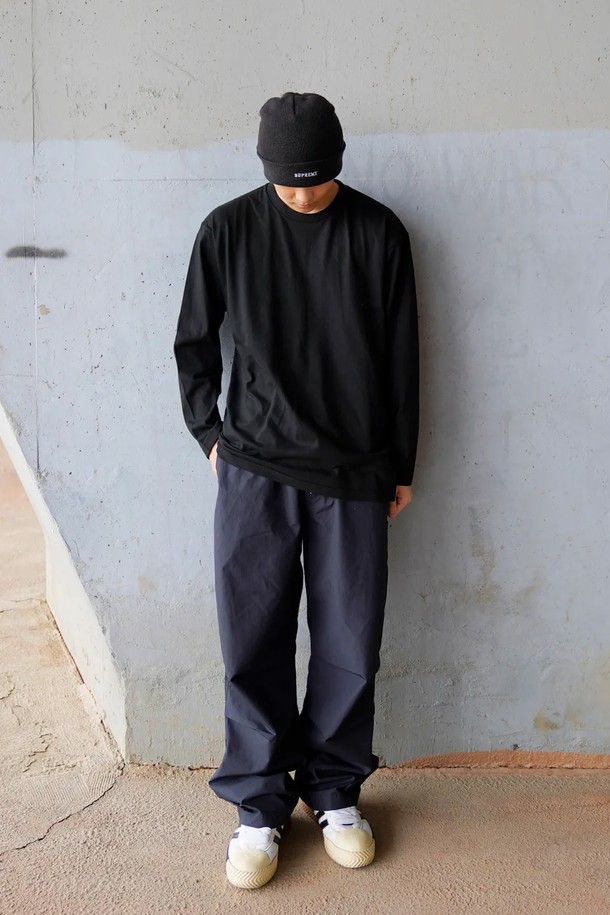 씨알에스디엘 솔리드 베이직 긴팔 티셔츠는 남녀 모두 착용 가능한 베이직하고 미니멀한 스타일의 티셔츠입니다. 봄, 가을, 겨울 세 계절 모두 활용 가능하며, 라운드넥과 레귤러핏으로 편안한 착용감을 선사합니다. 부드러운 면 소재로 제작되어 촉감이 좋고, 솔리드 디자인으로 어떤 스타일에도 쉽게 매치할 수 있습니다. 블랙 컬러의 무지 디자인은 유행을 타지 않아 오랫동안 활용하기 좋습니다. 일상복으로 편안하게 즐겨 입을 수 있는 기본 아이템입니다.
