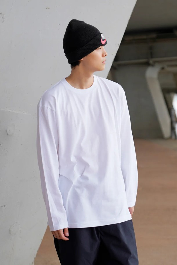 씨알에스디엘 솔리드 베이직 긴팔 티셔츠는 공용으로 착용 가능한 상의 티셔츠입니다. 부드러운 면 소재로 제작되어 편안한 촉감을 제공하며, 봄, 가을, 겨울 계절에 활용하기 좋습니다. 레귤러핏에 라운드넥 디자인으로, 미니멀하고 베이직한 스타일을 연출합니다. 무지 디자인의 화이트 컬러로 다양한 룩에 매치하기 용이하며, 데일리 캐주얼룩에 적합합니다. 긴소매 기장으로 간절기부터 겨울까지 따뜻하게 착용할 수 있습니다.
