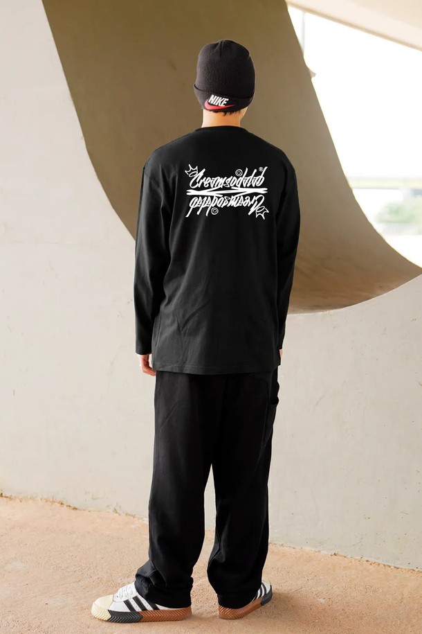 씨알에스디엘 레터링 롱슬리브는 캐주얼, 스트리트, 미니멀 스타일을 아우르는 공용 티셔츠입니다. 부드러운 면 소재로 제작되어 편안한 착용감을 선사하며, 봄, 가을 시즌에 적합합니다. 레귤러핏에 라운드넥 디자인으로, 블랙 컬러에 레터링 패턴이 돋보이는 롱슬리브입니다. 뒷면에는 백프린팅 디테일이 더해져 개성 있는 스타일을 연출합니다. 일상복으로 활용하기 좋은 아이템입니다.
