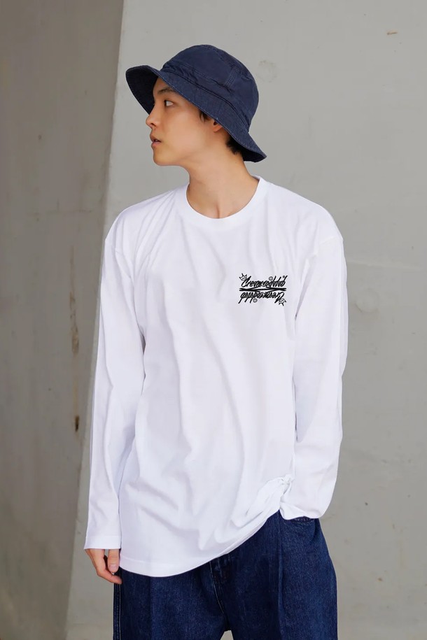 씨알에스디엘(CRS DL) 레터링 롱슬리브는 남성을 위한 캐주얼, 스트릿 스타일의 티셔츠입니다. 봄, 가을에 적합하며, 출근룩으로 활용하기 좋습니다. 면 소재의 레귤러핏 긴소매 라운드넥 티셔츠로, 레터링 프린팅이 돋보입니다. 화이트 컬러의 레귤러 기장으로, 미니멀한 스타일 연출에도 용이합니다. 일상에서 편안하게 착용할 수 있는 아이템입니다.
