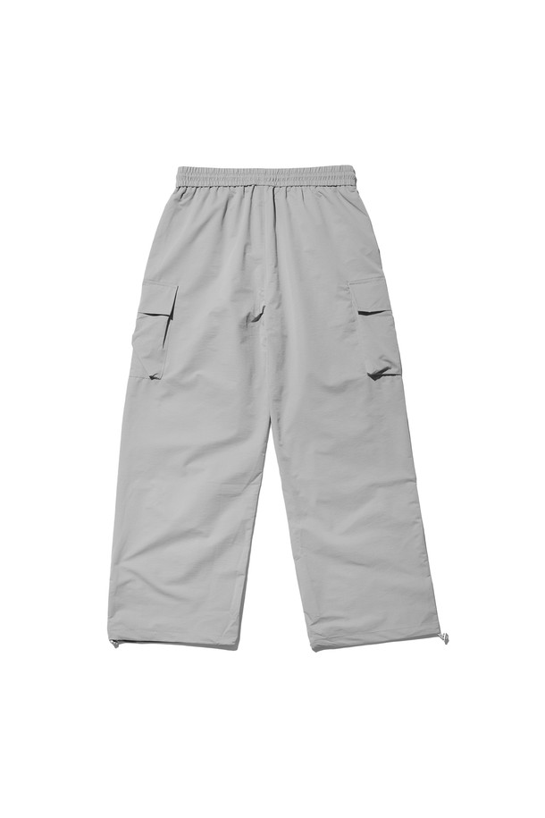 씨알에스디엘 와이드 파라슈트 카고 스트링 사방스판 리벳 팬츠는 남성용 바지로, 봄/가을 계절에 착용하기 좋은 긴 기장의 카고 팬츠입니다. 그레이 컬러에 스트릿 및 캐주얼 스타일을 연출하며, 루즈핏과 와이드 핏으로 편안한 착용감을 선사합니다. 나일론과 스판덱스 혼방 소재로 제작되어 부드러운 촉감과 사방 스판 기능으로 활동성을 높였습니다. 얇은 두께감에 카고 포켓과 리벳 디테일이 돋보이며, 스트링 밴딩으로 허리 조절이 용이합니다. 여행룩, 캠핑룩, 또는 캐주얼, 스트리트, 미니멀 스타일을 즐기는 분들께 추천하는 팬츠입니다.

