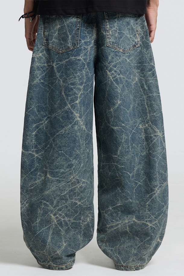 씨알에스디엘 크랙 자카드 데님 팬츠는 남녀 모두 착용 가능한 유니섹스 디자인의 데님 팬츠입니다. 블루 컬러에 크랙 및 자카드 패턴이 돋보이며, 사계절 내내 활용 가능한 실용적인 아이템입니다. 레귤러핏으로 제작되어 편안한 착용감을 선사하며, 워싱 디테일이 빈티지한 분위기를 더합니다. 면, 폴리에스테르, 아크릴 혼방 소재로 제작되어 튼튼하며, 뒷주머니가 있어 실용성을 높였습니다. 데이트룩, 여행룩, 캐주얼, 클래식, 미니멀 스타일 모두 소화 가능한 매력적인 데님 팬츠입니다.
