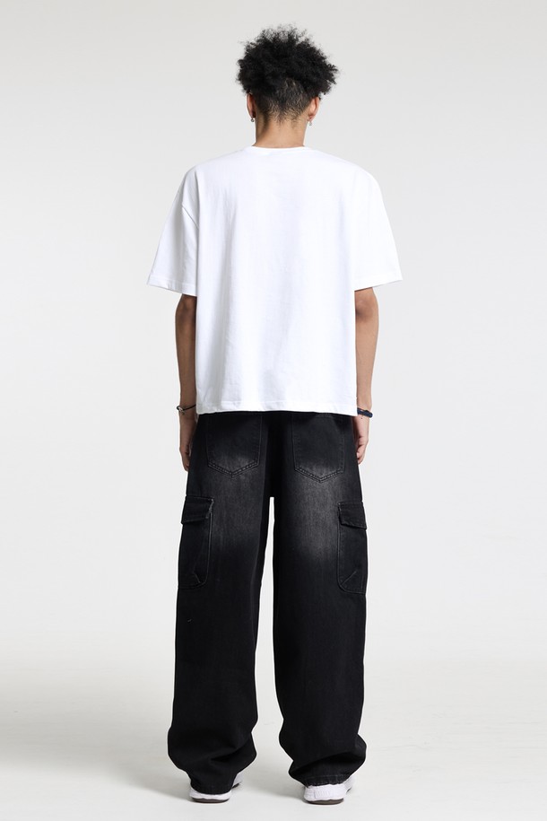 씨알에스디엘 카고 데님은 남성용 바지로, 캐주얼 및 스트릿 스타일을 소화하기에 적합합니다. 봄, 가을에 어울리는 두꺼운 두께감의 와이드 핏 긴바지로, 루즈핏으로 편안한 착용감을 선사합니다. 블랙과 블루 두 가지 색상으로 제공되며, 면, 폴리에스테르, 아크릴 혼방 소재의 데님 원단을 사용하여 제작되었습니다. 카고 포켓 디테일이 돋보이며, 데님 특유의 무지 디자인으로 다양한 상의와 매치하기 좋습니다.
