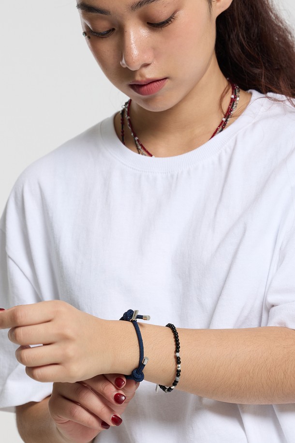 씨알에스디엘 그레이 마블 믹스드 원석 팔찌는 미니멀하고 베이직한 스타일을 추구하는 분들을 위한 팔찌입니다. 블랙 원석을 베이스로, 마블링 무늬가 은은하게 드러나 세련된 멋을 더합니다. 실버 컬러 포인트 디테일이 돋보이며, 데일리룩과 산책룩에 잘 어울립니다. 팔찌 둘레는 20cm이며, 향수, 헤어 스프레이, 물, 땀에 노출되지 않도록 주의하여 착용하고, 목욕, 취침, 운동 시에는 착용을 권장하지 않습니다. 클래식하고 캐주얼한 스타일에도 잘 어울려 다양한 룩에 매치할 수 있습니다.
