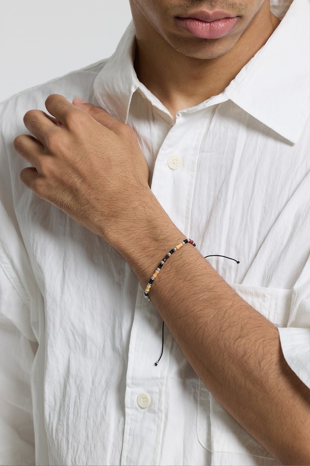 씨알에스디엘 빈티지 웨스턴 믹스드 팔찌는 남녀 모두 착용 가능한 팔찌입니다. 블랙 컬러에 유리, 플라스틱, 폴리 소재를 믹스하여 스트릿 무드를 연출합니다. 빈티지 웨스턴 스타일의 디자인 장식이 돋보이며, 일상에서 개성 있는 포인트를 더할 수 있습니다. 믹스드 소재로 독특한 매력을 선사하는 팔찌입니다. 스트리트, 캐주얼 스타일에 잘 어울립니다.
