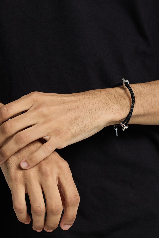 씨알에스디엘 카테나 슬림 팔찌는 남녀 모두 착용 가능한 패션 팔찌입니다. 트위스트 로프 패턴에 실버 포인트 디자인으로 포인트를 더했으며, 메탈릭한 텍스처가 시크하고 미니멀한 스타일을 연출합니다. 스테인리스스틸 소재로 제작되었으며, 사이즈 조절이 가능하여 편리하게 착용할 수 있습니다. 데이트룩, 모임룩 등 다양한 TPO에 활용 가능하며, 클래식한 스타일을 선호하는 분들께 추천합니다. 단, 향수, 헤어스프레이, 물, 땀에 노출 시 변색될 수 있으며, 목욕, 수면, 운동 시에는 착용하지 않는 것이 좋습니다.
