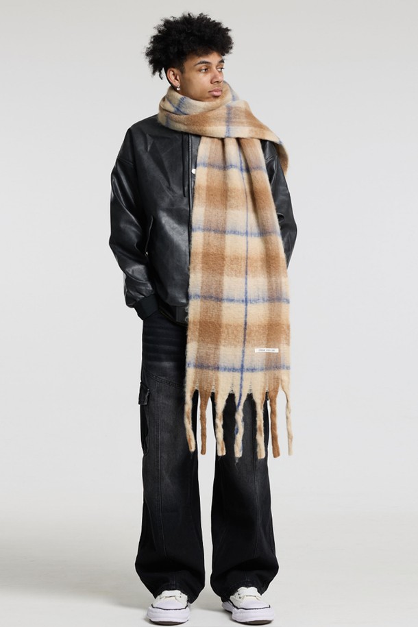 씨알에스디엘 소프트 배색 체크 자이언트 헤어리 니트 머플러는 부드러운 촉감과 두꺼운 두께감으로 가을, 겨울철 보온성을 책임지는 머플러/스카프입니다. 브라운, 아이보리, 퍼플, 그레이 등 다채로운 컬러의 배색 체크 패턴이 돋보이며, 헤어리 니트 소재로 포근함을 더했습니다. 베이직하고 캐주얼한 스타일로 출근룩, 모임룩 등 다양한 TPO에 활용하기 좋습니다. 내구성이 뛰어나 오랫동안 사용 가능하며, 캐주얼, 클래식, 미니멀 스타일 모두 소화 가능한 매력적인 아이템입니다.
