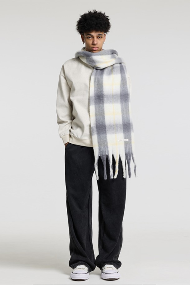 씨알에스디엘(CRS DL) 소프트 배색 체크 자이언트 헤어리 니트 머플러는 부드러운 촉감과 따뜻한 보온성을 제공하는 머플러입니다. 가을, 겨울철에 착용하기 좋으며, 일상, 출근룩 등 다양한 TPO에 활용할 수 있습니다. 브라운, 아이보리, 그레이 세 가지 색상으로 제공되며, 투톤 배색과 헤어리 텍스처, 체크 패턴이 특징입니다. 긴 길이감과 넉넉한 두께로 포근함을 더하며, 캐주얼, 클래식, 미니멀 스타일 모두에 잘 어울립니다. 내구성이 좋아 오랫동안 착용할 수 있습니다.
