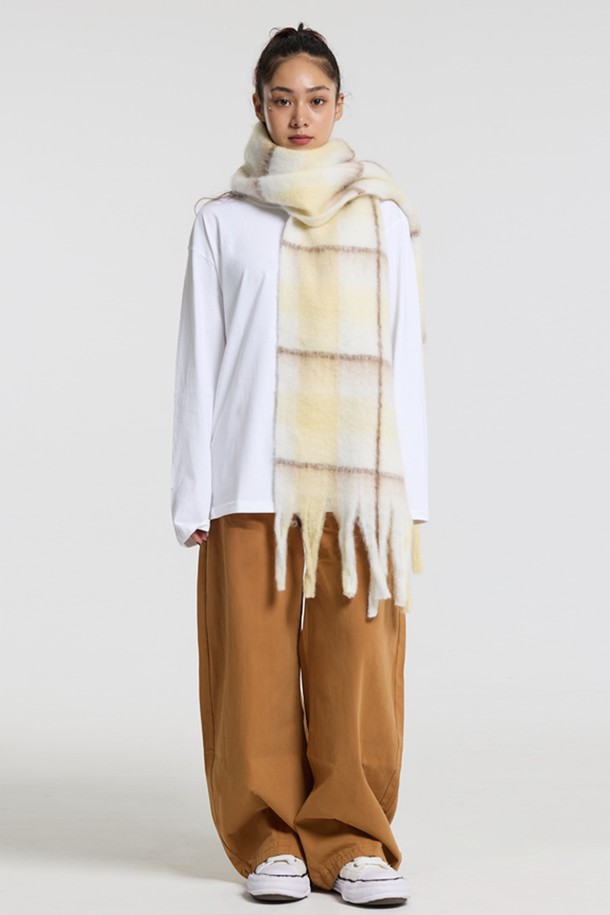 **씨알에스디엘 소프트 배색 체크 자이언트 헤어리 니트 머플러**는 부드러운 촉감과 보온성을 갖춘 머플러/스카프입니다. 브라운, 아이보리 퍼플, 그레이 세 가지 색상으로 제공되며, 캐주얼 및 베이직 스타일을 연출하기 좋습니다. 두꺼운 두께감의 폴리에스터 소재로 제작되어 가을, 겨울철 따뜻하게 착용할 수 있습니다. 오버사이즈 디자인과 투톤 컬러 배색, 헤어리 텍스처, 드레이프성이 특징이며, 산책룩과 같은 일상 스타일링에 활용하기 좋습니다. 체크 패턴으로 포인트를 더해 캐주얼, 클래식, 미니멀 등 다양한 스타일을 소화할 수 있습니다.
