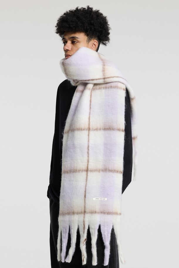 씨알에스디엘(CRS DL) 소프트 배색 체크 자이언트 헤어리 니트 머플러는 남녀 모두 착용 가능한 머플러/스카프입니다. 부드러운 촉감의 헤어리 플리스 원단으로 제작되어 포근한 착용감을 선사하며, 겨울철 보온성을 높여줍니다. 브라운, 아이보리, 퍼플, 그레이 등 은은한 컬러감의 체크 패턴이 돋보이며, 베이직하고 캐주얼한 스타일을 연출합니다. 다양한 의류에 매치하기 용이하며, 내구성이 우수하여 오랫동안 사용할 수 있습니다. 두께감 있는 디자인으로 따뜻함과 스타일을 동시에 잡을 수 있는 아이템입니다.
