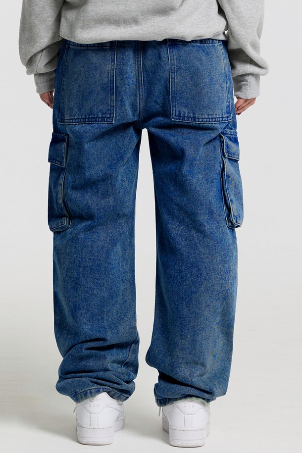 씨알에스디엘 스탠다드 카고 데님 팬츠는 남녀 모두 착용 가능한 캐주얼, 스트릿 스타일의 와이드핏 긴 바지입니다. 면과 아크릴 혼방 소재로 제작되어 봄, 가을에 적합하며, 중간 두께감으로 편안한 착용감을 선사합니다. 무지 디자인에 카고 포켓 디테일이 더해져 실용성을 높였으며, 레귤러핏으로 제작되었습니다. 블루 컬러로 다양한 상의와 매치하여 개성 있는 스타일을 연출할 수 있습니다.
