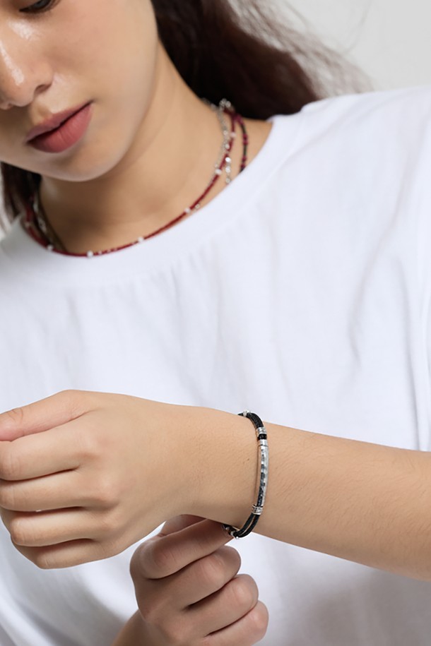 씨알에스디엘 스틸 컷팅 버클 팔찌는 남녀 모두에게 잘 어울리는 미니멀하고 시크한 디자인의 팔찌입니다. 블랙 컬러의 스테인리스 스틸 소재에 버클과 스틱 컷팅 디테일이 더해져 캐주얼하면서도 세련된 스타일을 연출합니다. 사이즈 조절이 가능하여 편안하게 착용할 수 있으며, 부드러운 각도의 포인트 디테일과 변형을 최소화한 트위스트 스틱 디자인이 특징입니다. 데이트룩, 모임룩, 비즈니스 캐주얼 등 다양한 TPO에 활용 가능하며, 향수, 헤어스프레이, 물, 땀에 노출되지 않도록 주의하여 착용하고 목욕, 수면, 운동 시에는 착용하지 않는 것이 좋습니다.
