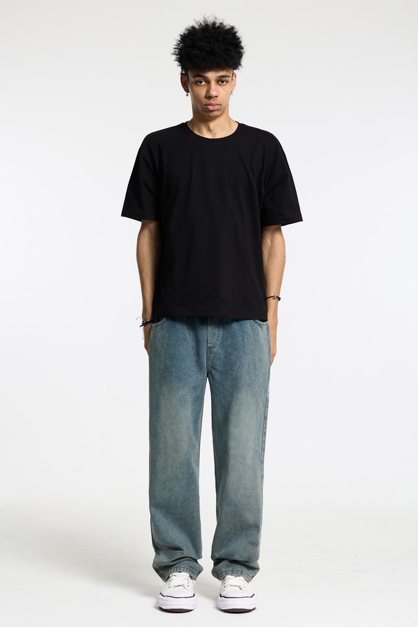 씨알에스디엘 스탠다드 데님은 베이직한 스타일을 추구하는 분들을 위한 데님 팬츠입니다. 일상에서 편안하게 착용하기 좋은 스트레이트 핏의 긴 바지로, 면과 아크릴 혼방 소재로 제작되어 쾌적한 착용감을 선사합니다. 깔끔한 무지 디자인과 블루 컬러가 어떠한 상의에도 자연스럽게 어울리며, 캐주얼, 미니멀, 클래식 등 다양한 스타일을 소화할 수 있습니다. 스탠다드 핏으로 제작되어 편안하면서도 세련된 핏을 연출합니다. 데일리룩에 활용하기 좋은 실용적인 아이템입니다.
