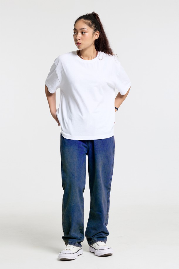 씨알에스디엘 스탠다드 데님은 남녀 모두 착용 가능한 베이직하고 캐주얼한 스타일의 데님 팬츠입니다. 봄, 가을에 적합하며, 데이트룩과 출근룩에 모두 잘 어울립니다. 면과 아크릴 혼방의 부드러운 소재로 제작되었으며, 무지 디자인에 레귤러 핏, 스트레이트 핏으로 편안한 착용감을 선사합니다. 
