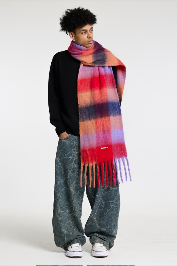 씨알에스디엘 볼드 체크 브러쉬 헤어리 니트 머플러는 가을과 겨울, 당신의 일상에 따뜻함과 스타일을 더해줄 머플러/스카프입니다. 블랙, 레드, 블루 세 가지 색상으로 제공되며, 캐주얼, 클래식, 미니멀 스타일 모두 소화 가능합니다. 보온성을 높여주는 두꺼운 두께감과 부드러운 폴리에스터 소재, 그리고 볼륨감 있는 헤어리 텍스처가 특징입니다. 브러쉬드 가공과 그라데이션 디자인으로 세련됨을 더했으며, 데이트룩과 모임룩에 활용하기 좋습니다. 넉넉한 사이즈로 다양한 스타일링 연출이 가능합니다.
