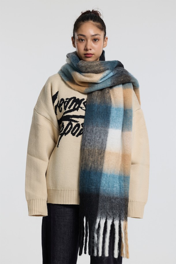 씨알에스디엘 볼드 체크 브러쉬 헤어리 니트 머플러는 헤어리 니트 소재와 고밀도 브러쉬 가공으로 부드러운 촉감과 풍성한 볼륨감을 선사합니다. 블랙, 레드, 블루 세 가지 색상의 그라데이션 체크 패턴은 캐주얼 스타일과 클래식, 미니멀 스타일 모두에 잘 어울립니다. 넉넉한 사이즈로 다양한 연출이 가능하며 가을, 겨울철 보온성을 책임집니다. 출근룩과 모임룩에 포인트를 더하여 스타일리시하게 연출해보세요.
