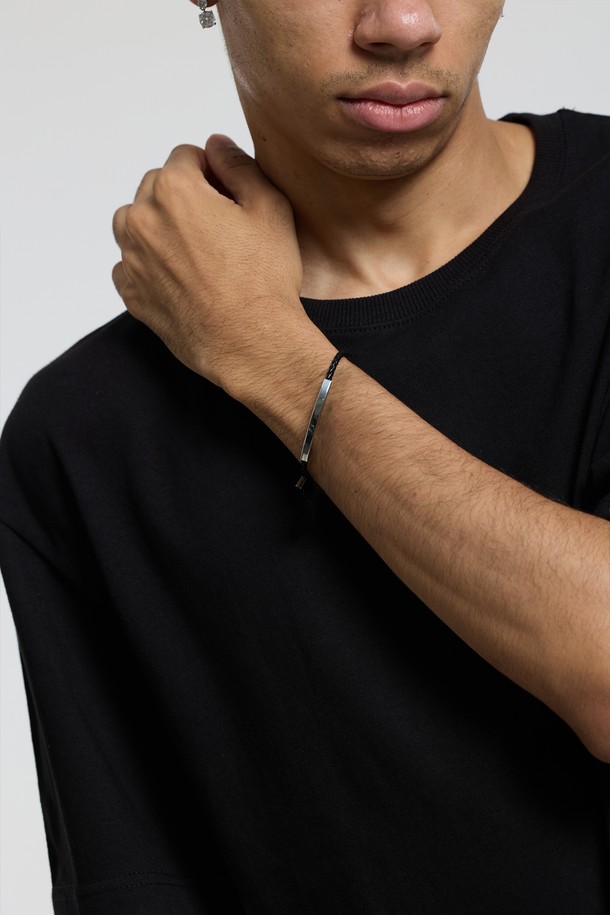 씨알에스디엘 스틸 포인트 트위스티드 레더 팔찌는 남녀 모두 착용 가능한 팔찌입니다. 브라운 컬러의 촘촘하게 꼬인 브레이디드 레더 스트랩과 스틸 바 포인트가 미니멀하면서도 베이직한 스타일을 연출합니다. 스틱 슬라이딩 파츠로 손목 둘레에 맞춰 사이즈 조절이 가능하며, 뛰어난 내구성과 편안한 착용감을 제공합니다. 데이트룩, 여행룩 등 다양한 TPO에 활용 가능하며, 로고 각인과 브랜드 태그가 디자인의 완성도를 높입니다. 습기, 땀, 직사광선은 피하여 서늘한 곳에 보관하고, 충격이나 마찰에 의한 긁힘에 주의하여 관리하십시오.
