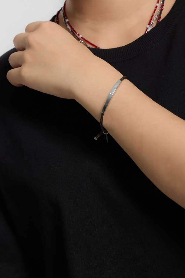 씨알에스디엘 스틸 포인트 트위스티드 레더 팔찌는 심플하고 미니멀한 스타일을 추구하는 분들을 위한 데일리 팔찌입니다. 브레이디드 레더 스트랩과 메탈 스틱 바, 로고 각인 메달이 조화롭게 어우러져 세련된 디자인을 연출합니다. 손목 굵기에 맞춰 슬라이딩 파츠로 사이즈 조절이 가능하며, 뛰어난 내구성과 편안한 착용감을 제공합니다. 여행이나 산책 시 캐주얼하게 착용하기 좋으며, 클래식한 스타일에도 잘 어울립니다. 단, 수분 접촉 환경에서는 착용을 피해주세요.
