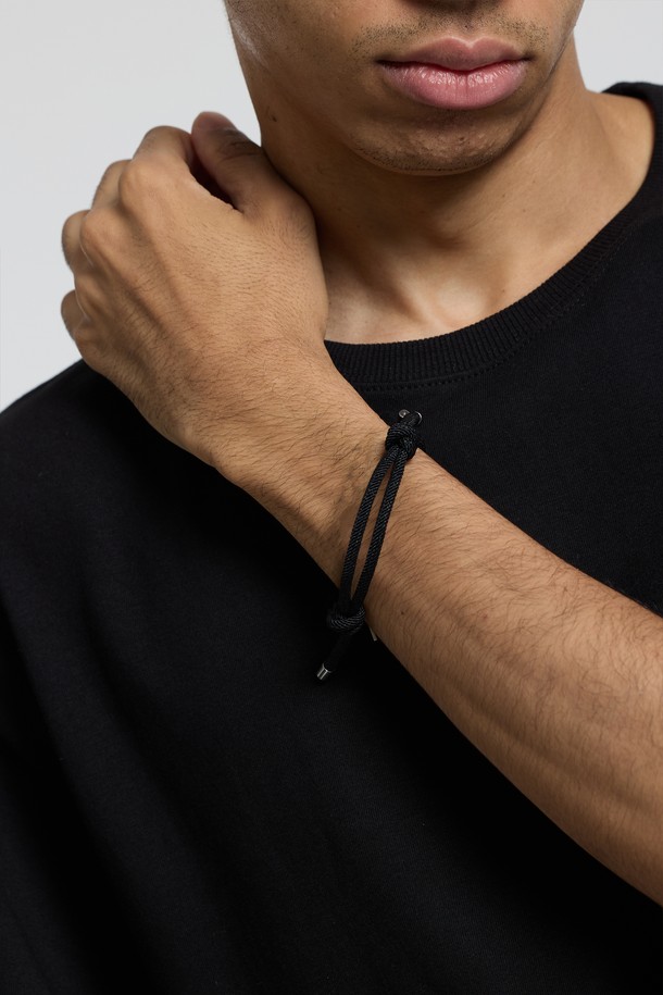 씨알에스디엘 크림소다 심플 스트링 팔찌는 심플하고 베이직한 스타일의 팔찌입니다. 네이비 컬러에 스테인리스 스틸과 마이크로 파이버 소재를 사용하여 제작되었으며, 부드러운 착용감을 선사합니다. 더블 노트 구조와 로프 디자인, 메달형 끝단, 브랜드 태그가 특징이며, 사이즈 조절이 가능하고 형태가 유지됩니다. 일상에서 착용하기 좋으며, 은은한 광택과 레이어드하여 연출할 수 있는 장점이 있습니다. 습기, 땀, 향수/로션, 물과의 접촉에 유의하여 관리해야 합니다.
