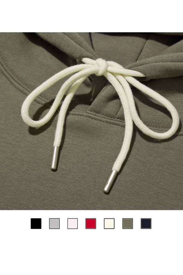 씨알에스디엘 위스콘신 바스켓볼 후드는 면과 폴리에스테르 혼방의 부드러운 소재로 제작되어, 텐터 가공 및 워싱 처리를 통해 편안한 착용감을 제공합니다. 남녀 공용으로, 블랙, 그레이, 화이트, 레드, 베이지, 카키, 네이비 등 다채로운 7가지 색상으로 출시되어 취향에 맞는 스타일을 연출할 수 있습니다. 레귤러핏에 긴 소매 기장, 후드 네크라인, 그리고 기모 안감으로 가을/겨울철 스포츠 활동 및 일상복으로 활용하기 좋으며, 스포티하면서도 캐주얼한 무드를 자아냅니다.
