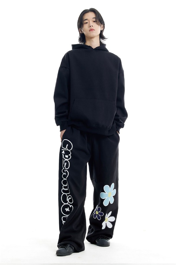 씨알에스디엘 3플라워 와이드 밴딩 팬츠는 캐주얼하고 미니멀한 스타일을 연출하기 좋은 와이드 팬츠입니다. 면과 폴리에스테르 혼방 소재로 제작되어 사계절 내내 편안하게 착용 가능하며, 루즈핏으로 활동성을 높였습니다. 플라워 패턴이 은은하게 들어가 여성스러운 분위기를 더하고, 그레이, 블랙, 블루, 그린, 핑크 등 다양한 컬러 옵션으로 폭넓은 선택지를 제공합니다. 허리 밴딩과 조절 가능한 스트링으로 편안한 착용감을 선사하며, 깊은 포켓과 수축 방지 가공, 텐터 가공 처리로 실용성과 내구성을 높였습니다. 산책룩이나 동네 마실룩으로 활용하기 좋습니다.
