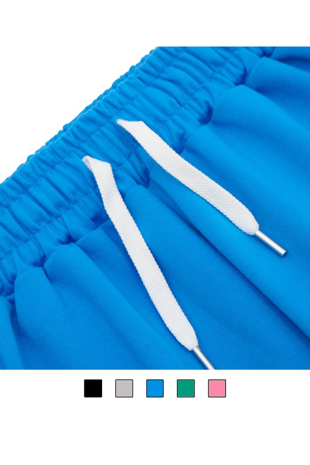 씨알에스디엘 3플라워 와이드 밴딩 팬츠는 여성용 와이드 팬츠입니다. 블루 컬러에 플라워 패턴이 돋보이는 캐주얼 스타일로, 봄, 여름 시즌에 시원하게 착용하기 좋습니다. 얇고 부드러운 면 소재로 제작되어 편안한 착용감을 선사하며, 루즈핏 디자인과 밴딩 허리 디테일로 활동성을 높였습니다. 동네 마실룩, 봄 소풍룩, 여행룩 등 다양한 TPO에 활용 가능하며, 캐주얼, 미니멀, 로맨틱 스타일을 연출하기 좋습니다.