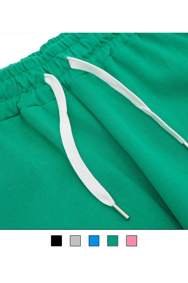 씨알에스디엘 3플라워 와이드 밴딩 팬츠는 부드러운 면과 폴리에스테르 혼방 소재로 제작되어 편안한 착용감을 선사합니다. 플라워 패턴이 돋보이는 캐주얼 스타일의 와이드 팬츠로, 루즈핏과 얇은 두께감으로 봄, 여름, 가을 어떤 계절에도 활용하기 좋습니다. 높은 신축성의 밴딩과 옆선 없는 디자인으로 활동성을 높였으며, 깊은 포켓과 텀블 워싱, 텐터 가공 처리로 실용성과 내구성을 더했습니다. 동네 마실룩, 여행룩, 봄 소풍룩 등 다양한 TPO에 맞춰 캐주얼, 미니멀, 클래식 스타일을 연출해 보세요. 조거 스타일로도 연출 가능하여 더욱 다양한 스타일을 즐길 수 있습니다.
