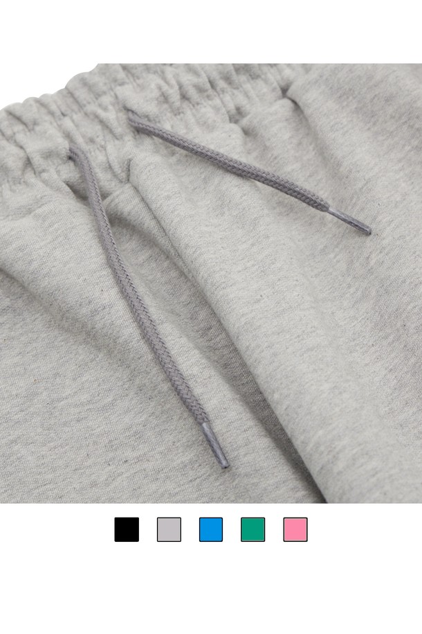 씨알에스디엘 3플라워 와이드 밴딩 팬츠는 여성스러운 플라워 패턴이 돋보이는 캐주얼 와이드 팬츠입니다. 가볍고 부드러운 면 소재로 제작되어 봄, 여름, 가을 계절에 시원하고 편안하게 착용할 수 있습니다. 허리 밴딩 디자인으로 활동성을 높였으며, 루즈핏으로 편안한 착용감을 선사합니다. 데이트룩, 쇼핑룩 등 다양한 TPO에 활용 가능하며, 캐주얼, 미니멀, 로맨틱 스타일을 연출하기 좋습니다. 그레이 컬러로 어떤 상의와도 잘 어울려 활용도가 높습니다.
