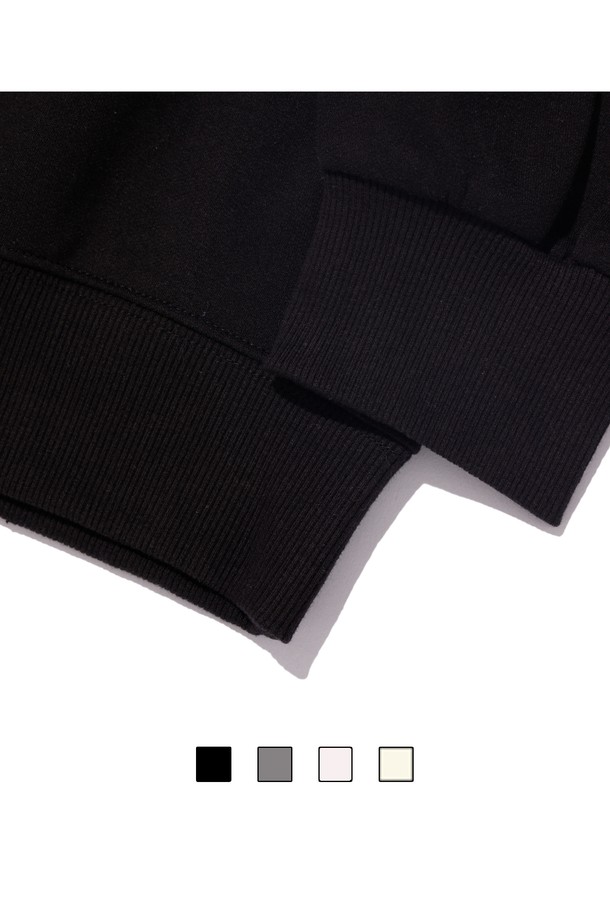 씨알에스디엘 비엠 마더로드 스웨트 셔츠는 캐주얼 및 스포티 스타일을 연출하기 좋은 공용 스웨트셔츠입니다. 블랙, 그레이, 화이트, 민트 4가지 색상으로 출시되었으며, 레귤러 핏과 라운드넥 디자인, 긴 소매 기장으로 편안한 착용감을 제공합니다. 면 소재에 기모/논기모 옵션 선택이 가능하여 가을, 겨울철 따뜻하게 입을 수 있으며 로고 및 레터링 패턴으로 포인트를 더했습니다.
