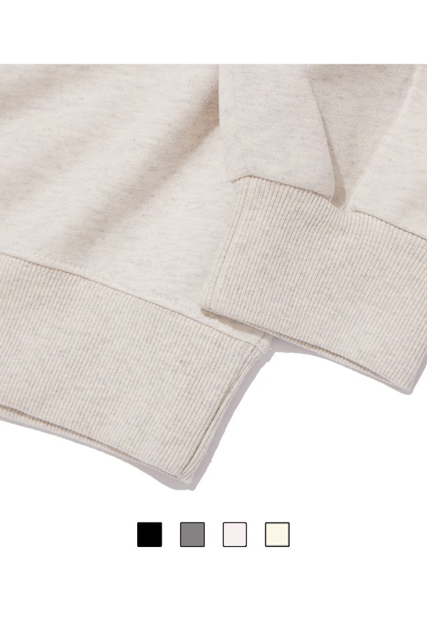 씨알에스디엘 비엠 마더로드 스웨트 셔츠는 캐주얼하고 스포티한 무드의 남녀 공용 스웨트셔츠입니다. 면 소재에 기모 안감을 더해 부드러운 촉감과 우수한 보온성을 제공하며, 라운드넥, 레귤러핏으로 편안하게 착용 가능합니다. 화이트와 민트 두 가지 색상으로 출시되었으며, 레터링 디테일과 로고, 프린트 무늬가 특징입니다.
