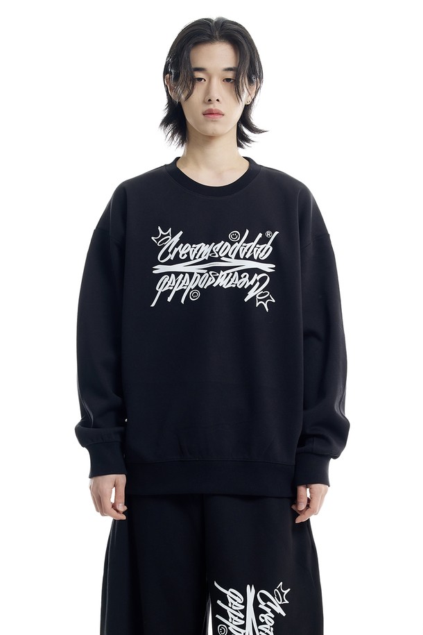 **씨알에스디엘 로고 스웨트 셔츠 (기모)**는 캐주얼하고 스포티한 스타일을 연출하기 좋은 남녀 공용 스웨트셔츠입니다. 가을과 겨울에 따뜻하게 착용할 수 있도록 두꺼운 기모 소재로 제작되었으며, 레귤러 핏으로 편안한 착용감을 제공합니다. 블랙, 그레이, 라이트 그레이, 오트밀 4가지 컬러로 출시되어 다양한 스타일링 연출이 가능합니다. 라운드넥 디자인에 씨알에스디엘 로고와 농구 패턴이 포인트로 들어가 있으며, 2NEEDLE COVER STITCH 공법을 사용하여 내구성을 높였습니다. 목과 립 부분의 수축을 최소화하고, 사이드 심 포인트 라벨 디테일로 완성도를 높였습니다.
