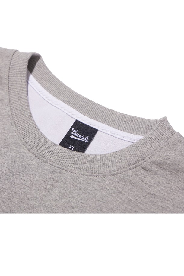 **씨알에스디엘 로고 스웨트 셔츠 (기모 OR 논기모)**

씨알에스디엘 로고 스웨트 셔츠는 가을, 겨울 시즌에 적합한 베이직하고 캐주얼한 스타일의 상의입니다. 라운드넥 디자인에 로고 패턴이 특징이며, 긴 소매 기장과 레귤러 기장으로 제작되었습니다. 면과 폴리에스테르 혼방 소재로 제작되어 보온성을 제공하며, 텐터 가공, 내열성 및 방축 가공 처리로 착용 시 편안함을 더했습니다. 기모 또는 논기모 옵션 선택이 가능하여, 겨울 데일리룩, 집콕룩, 산책룩 등 다양한 TPO에 맞춰 활용할 수 있습니다. 컬러는 그레이, 블랙, 라이트 그레이, 오트밀 4가지로 출시되었습니다.
