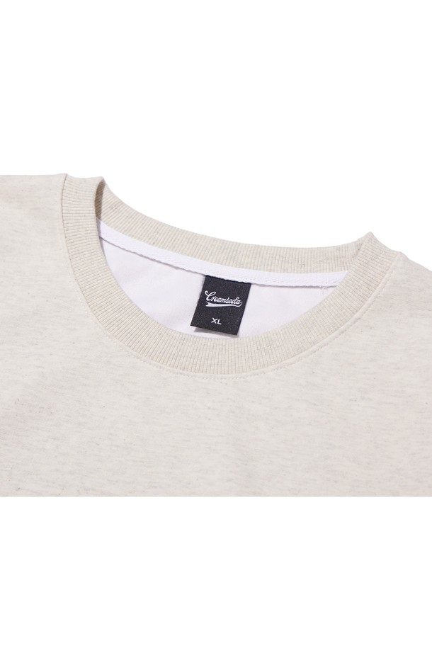 **씨알에스디엘 로고 스웨트 셔츠 (기모 OR 논기모)**는 남녀 공용으로 착용 가능한, 캐주얼하고 스트릿한 스타일의 스웨트셔츠입니다. 아이보리와 화이트 두 가지 색상으로 출시되었으며, 가을과 겨울철 데일리룩, 집콕룩, 산책룩에 적합합니다. 레귤러핏에 라운드넥 디자인으로, 두꺼운 두께감과 부드러운 촉감을 자랑합니다. 면 소재에 기모 또는 논기모 옵션을 선택할 수 있으며, 로고 패턴으로 포인트를 주어 개성을 더했습니다. 긴소매 기장으로 보온성을 높였으며, 캐주얼, 스트리트, 미니멀 스타일을 선호하는 분들께 추천합니다.
