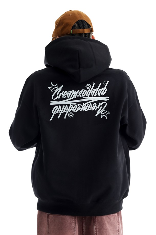 씨알에스디엘 로고 집업 후드는 캐주얼, 스트리트 스타일을 아우르는 공용 후드입니다. 가을, 겨울 시즌에 어울리는 두꺼운 두께감의 헤비웨이트 면, 폴리에스테르 혼방 소재로 제작되어 부드러운 촉감을 선사합니다. 오버핏 실루엣에 깊은 후드 디자인, 2바늘 커버스티치 처리, 프론트 포켓, 포인트 라벨 디테일이 특징이며, 집콕룩, 겨울 데일리룩, 산책룩 등 다양한 TPO에 활용 가능합니다. 블랙, 그레이, 차콜 세 가지 컬러로 출시되어 미니멀한 스타일 연출에도 용이합니다.
