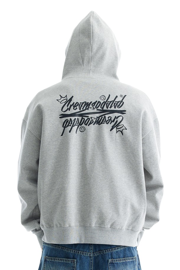 씨알에스디엘 로고 집업 후드는 캐주얼 스타일의 오버핏 후드집업입니다. 블랙, 그레이, 차콜 세 가지 색상으로 출시되었으며, 봄, 가을, 겨울 세 계절 모두 착용 가능합니다. 딥 후드 디자인과 프론트 포켓, 포인트 라벨 디테일이 특징이며, 부드러운 촉감의 면, 폴리에스테르 혼방 소재로 제작되었습니다. 2 니들 커버스티치 공법과 텐터 가공 처리로 내구성을 높였으며, 보온 기능을 제공하여 겨울철 데일리룩, 집콕룩, 산책룩 등 다양한 상황에서 활용하기 좋습니다.
