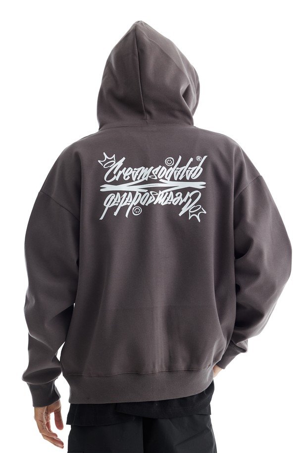 씨알에스디엘 로고 집업 후드는 캐주얼, 미니멀, 스트리트 스타일을 아우르는 후드 집업입니다. 블랙, 그레이, 차콜 세 가지 색상으로 출시되었으며, 넉넉한 깊이의 후드와 각진 디자인이 특징입니다. 면과 폴리에스테르 혼방 소재로 제작되어 부드러운 촉감을 선사하며, 덤블 워싱 처리로 수축을 방지합니다. 오버핏으로 편안한 착용감을 제공하며, 2 NEEDLE COVER STITCH 봉제와 앞 주머니 포인트 라벨, 테더 가공 등 섬세한 디테일을 더했습니다. 집콕룩, 동네 마실룩, 겨울 데일리룩 등 다양한 TPO에 활용할 수 있습니다.
