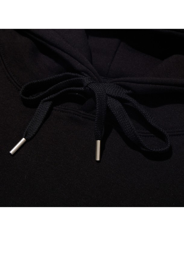 **씨알에스디엘 1993 미드필더 후드 (기모)**는 부드러운 촉감과 두꺼운 두께감으로 가을, 겨울철 따뜻하게 착용 가능한 남녀 공용 후드티셔츠입니다. 블랙, 그레이, 라이트 그레이, 오트밀, 카키, 네이비, 레드 등 다양한 색상으로 출시되었으며, 캐주얼 및 스트릿 스타일 연출에 용이합니다. 깊이감 있는 후드, 이중 스티치 넥라인, 보강된 스트링 팁, 내구성 있는 립 원단, 그래픽 디테일 등 섬세한 디테일이 돋보이는 세미오버핏 후드티입니다.
