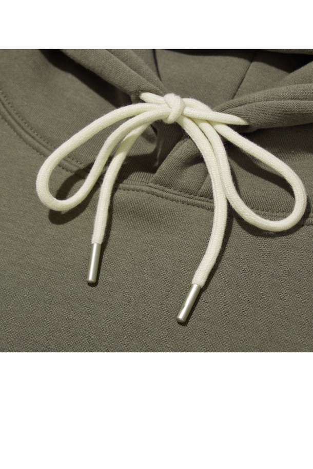 씨알에스디엘 1993 미드필더 후드는 가을, 겨울 시즌에 어울리는 남녀 공용 후드티셔츠입니다. 블랙, 그레이, 오트밀 등 7가지 다채로운 색상으로 출시되었으며, 안감 기모 처리로 부드러운 촉감과 두꺼운 두께감을 자랑합니다. 넉넉한 세미오버핏에 로고 프린트가 돋보이며, 이중 스티치 네크라인, 보강된 스트링 팁, 내구성 있는 립 원단, 견고한 스티칭 마감으로 뛰어난 내구성을 제공하는 캐주얼, 스포티 스타일의 후드티입니다.
