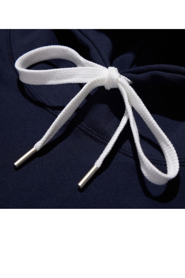 씨알에스디엘 1993 미드필더 후드는 캐주얼하고 스포티한 스타일을 연출하는 공용 후드티셔츠입니다. 네이비 컬러에 1993 프린트와 미드필더 프린트가 특징이며, 가을/겨울 시즌에 적합하도록 기모 안감과 두꺼운 두께로 제작되어 부드러운 촉감을 제공합니다. 레귤러핏으로 편안하게 착용 가능하며, 긴 소매와 후드 디자인으로 보온성을 높였습니다.
