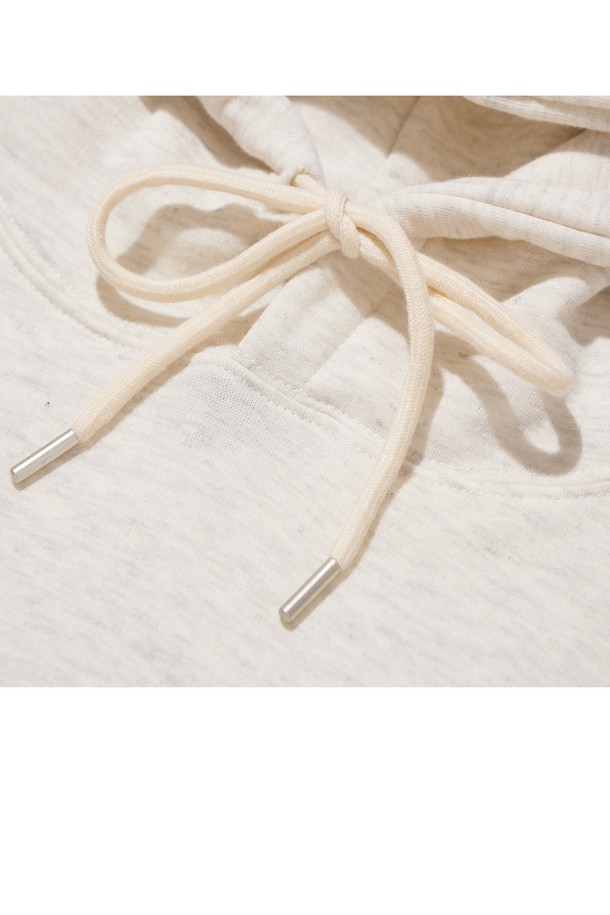 CRS DL 1993 미드필더 후드는 캐주얼과 스트릿 스타일을 모두 만족시키는 공용 후드티셔츠입니다. 부드러운 촉감의 면, 폴리에스터 혼방 소재에 기모 안감을 더해 가을, 겨울 시즌에 따뜻하게 착용할 수 있으며, 블랙, 그레이 등 7가지 다채로운 컬러 옵션을 제공합니다. 세미 오버핏 실루엣과 더블 스티치 넥라인, 립조직 바디/소매단, 강화된 스트링 팁 등의 디테일로 완성도를 높였으며, 텀블워싱 및 텐터 가공을 거쳐 뛰어난 내구성을 자랑합니다.
