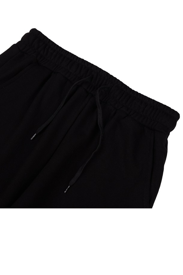 씨알에스디엘 1993 미드필더 조거 팬츠는 부드러운 촉감의 면과 폴리에스테르 혼방 소재로 제작되어 가을, 겨울철 따뜻하고 편안한 착용감을 선사합니다. 릴랙스 핏에 하이 엘라스틱 밴딩, 밑단 밴딩, 사이드 포켓 디자인으로 활동성을 높였으며, 블랙, 그레이, 라이트 그레이, 오트밀 4가지 색상에 로고 패턴으로 스포티하고 캐주얼한 스타일을 연출합니다. 안감 기모 처리로 보온성을 강화하고, 무게는 410g입니다.
